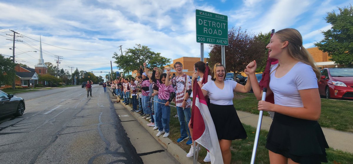 RRMSBands's tweet photo. 8th Grade Band had a blast making sure every passing car showed support as they waited to jump into the parade! https://t.co/LrEpsthVVC