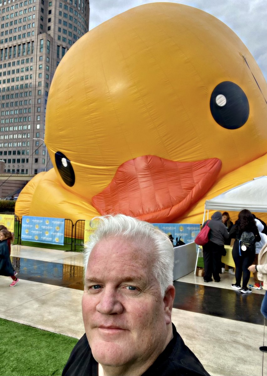 glennrstevens's tweet photo. Well…spent some time downtown on the last day of @NAIASDetroit. Appropriate today (#Lions) to watch the duck deflate. #duckduckjeep #keeptheduck #Detroit https://t.co/KA6LeCp8IJ