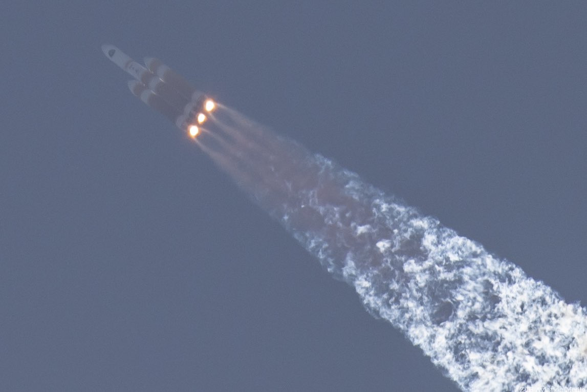 A secret satellite taking a ride to space on the final Delta IV Heavy launch from Vandenberg. 

📸: Vandenberg SFB; September 2022

#NROL91