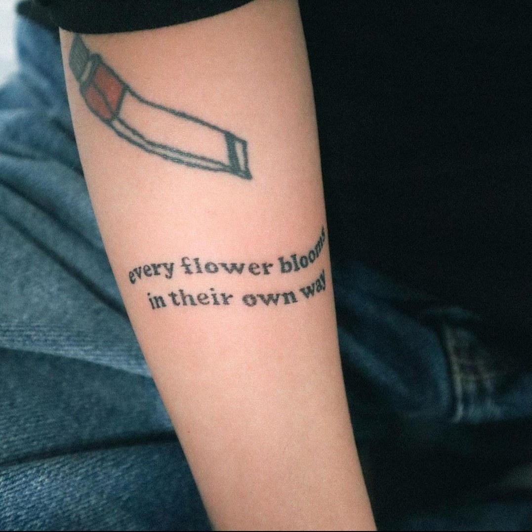 wheeintattoos's tweet photo. 16. every flower blooms in their own way
ㅡ 16th tattoo yr 2022 https://t.co/xaWPUVYiWJ
