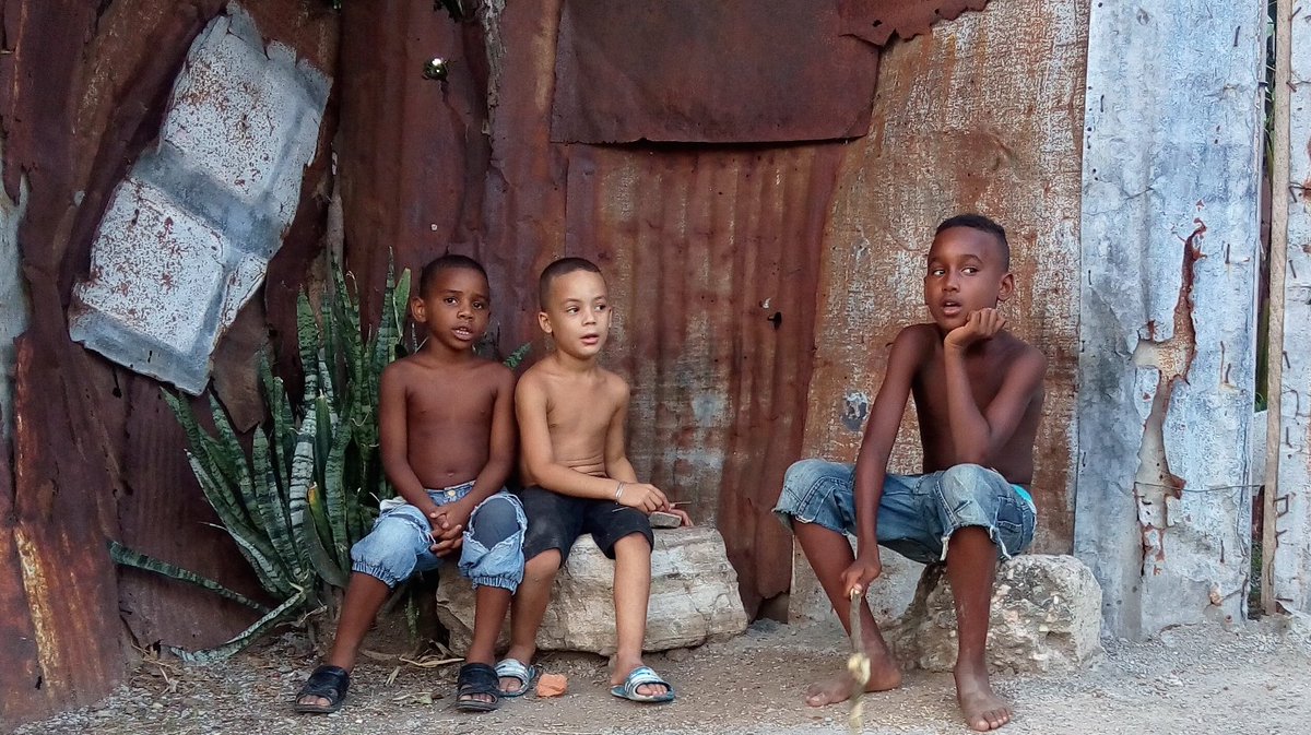 NoelGar29886689's tweet photo. @Frank16726439 @DiazCanelB @HenryOmarVC1 @frdaga @InesMChapman @EVilluendasC @MMarreroCruz @DrRobertoMOjeda @CopextelPlaza La foto dece, Maltrato infantil.
#cubamiente.
#dictadurafracasada.
#Cubaestadofallido 
Estas fotos también dicen mucho. https://t.co/x6pBlPKh8l
