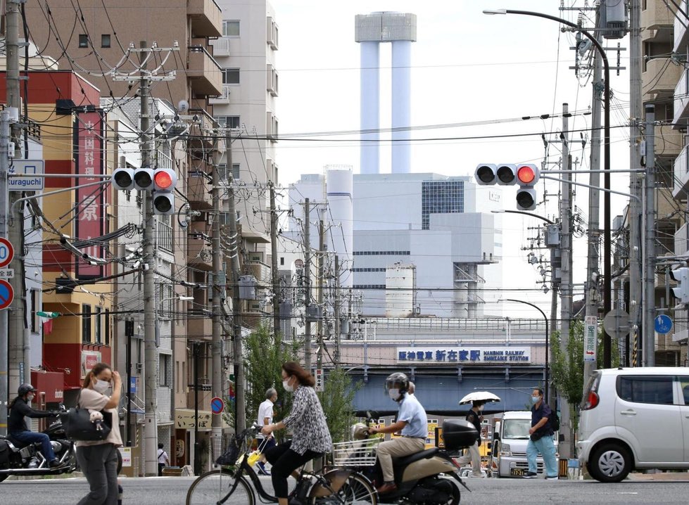 kobekeizaibu's tweet photo. 神戸市灘区のJR六甲道駅前。人々が暮らす400m南で、国内有数規模の石炭火力発電所が運転します。神戸製鋼所は2002年に石炭火力発電所１号機、04年に２号機、今年２月に３号機の運転を始めました。４号機も来年２月に稼働を予定します。先週よく読まれた記事です。https://t.co/TNl1V8VUzL https://t.co/pCKO6txDRw