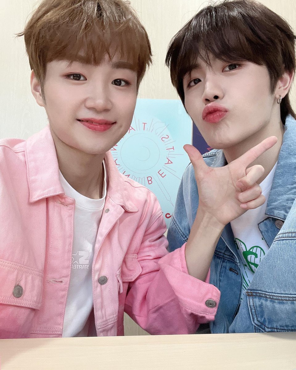 ocjnewbiescr's tweet photo. ⁣#SEUNGDAE ✨ [130922]
​​
Todo el mundo~ ¿Tuvieron un buen Chuseok? ⁣
Comí mucha comida deliciosa y estaba muy feliz 😍⁣
Espero que todxs tengan solo días felices con nosotros en el futuro.
Lo espero con muchas ansias y te extraño
Siempre estén saludables, lxs amo ❣️ https://t.co/ySi0HV2S50
