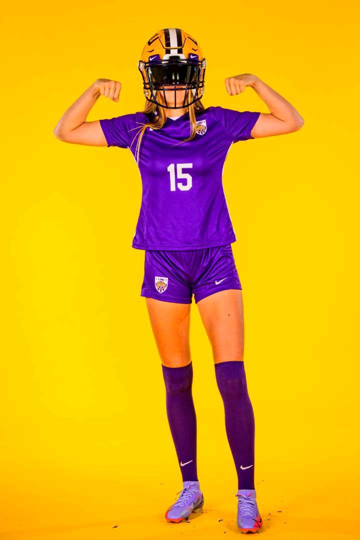 Tom_Poole4's tweet photo. Special Kid. Special Player! Amy Smith, I couldn’t be happier for you. I am unbelievably proud you’ve committed to further your education and play soccer for @LSUCoachSian &amp; @LSUSebFurness What an amazing pickup for your program @LSUSoccer #bagsfordays #GeauxTigers https://t.co/ngQKsWUx54
