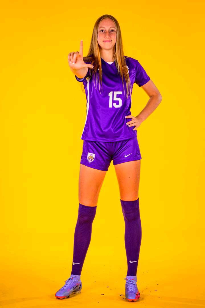 Tom_Poole4's tweet photo. Special Kid. Special Player! Amy Smith, I couldn’t be happier for you. I am unbelievably proud you’ve committed to further your education and play soccer for @LSUCoachSian &amp; @LSUSebFurness What an amazing pickup for your program @LSUSoccer #bagsfordays #GeauxTigers https://t.co/ngQKsWUx54