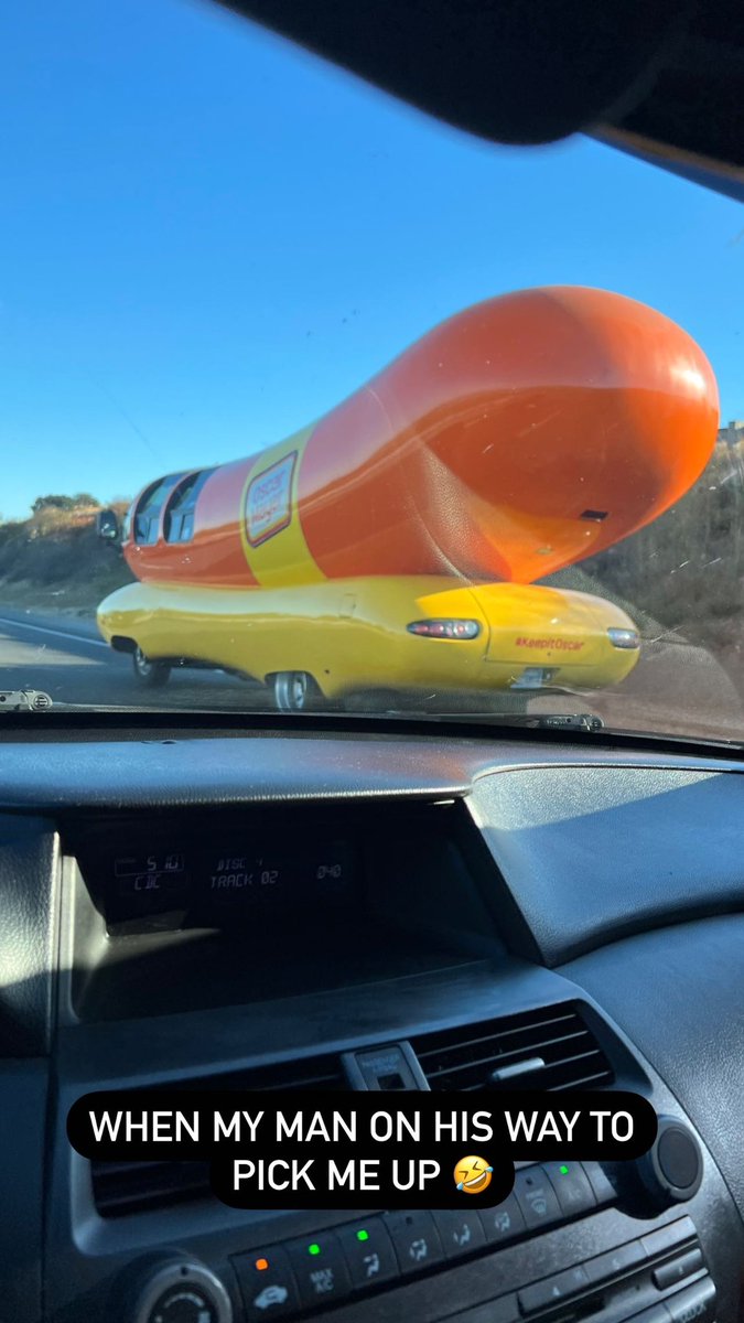 Clariiizza's tweet photo. My man on his way 🏃🏽 #oscarmeyerweiner #keepitoscar https://t.co/q1wt8fVpSn