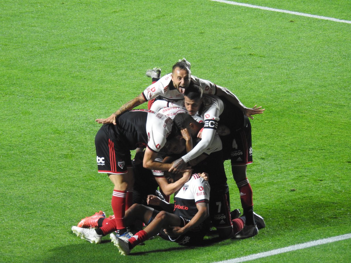 eroliveira_'s tweet photo. O Rafinha enlouqueceu com o golaço de Patrick. #trmorumbi https://t.co/MuYvLDxuOz