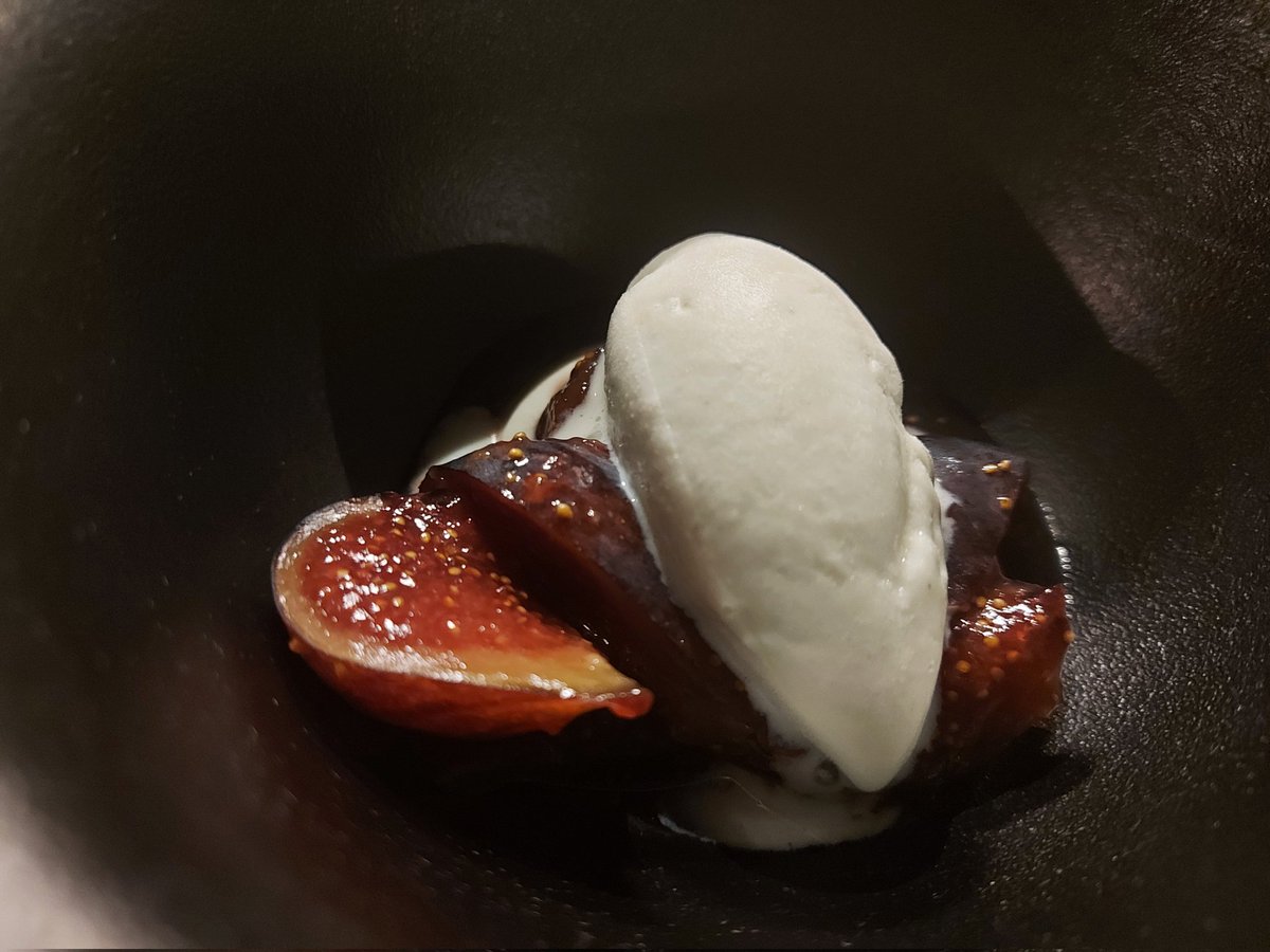 Qué rico el postre de <a href="/migacoruna/">M I G A</a> #AdriánFelipez 
a base de higos caramelizados con helado y mousse de queso azul de Chantada #Lugo !
Quesería #AirasMoniz
¡Hay que cocinar con quesos de próximidad!