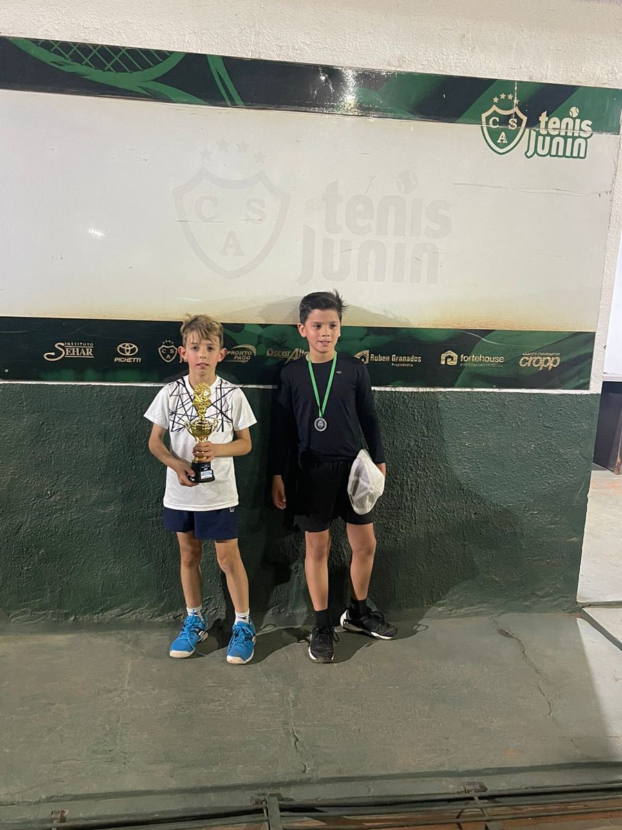 CASarmientoOf's tweet photo. 🎾 #TenisCAS / Por quinta vez en el año, se disputó el torneo nacional de menores en nuestro club. De las siete categorías que se jugaron, en tres nuestros alumnos salieron campeones 🏆
#DaleVerde 🇳🇬 https://t.co/gIH5bJD0Xc