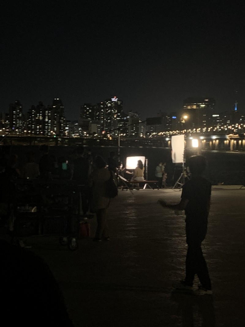 요건 연희동 목격담이 있던날 
한강에서의 촬영컷인듯
뒷모습이 계절쌤?
도진쌤은 어디 계시나요ㅎㅎㅎ
시커먼 그림자중에 뒷모습이 있으려나
#꼭두의계절