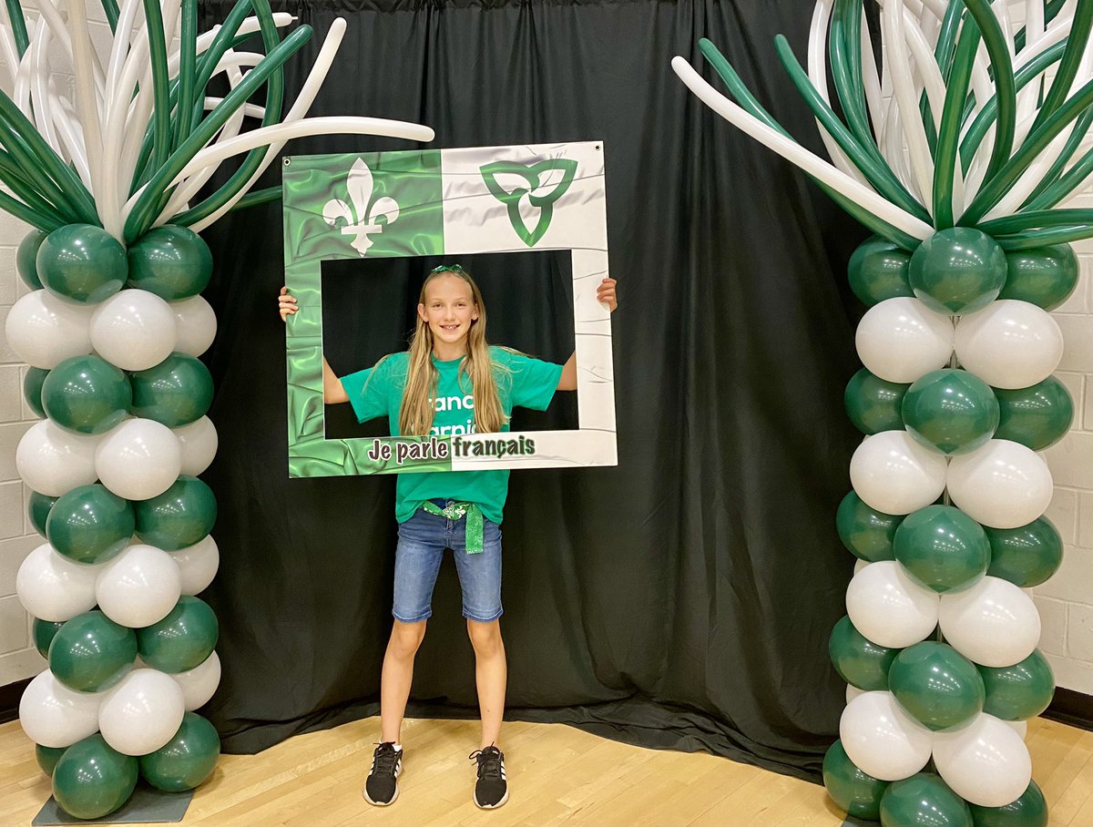 GmcLussierP's tweet photo. Aujourd’hui, à Sarnia, c’était la fête!! Célébration du drapeau franco-ontarien 💚 ET obtention d’une désignation bilingue!! 🙌                      Pis, on a eu ben du fun! 😉🥳 https://t.co/okdrXmmoK6