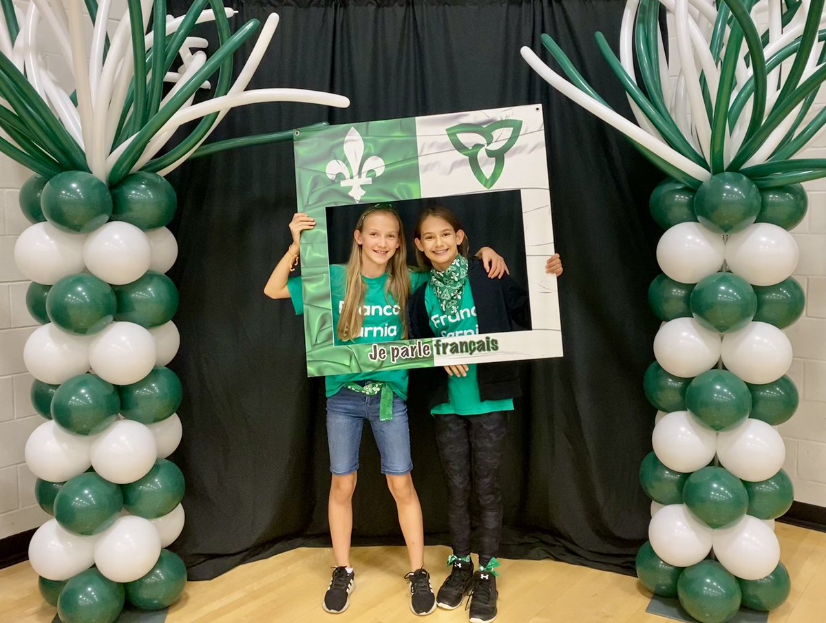GmcLussierP's tweet photo. Aujourd’hui, à Sarnia, c’était la fête!! Célébration du drapeau franco-ontarien 💚 ET obtention d’une désignation bilingue!! 🙌                      Pis, on a eu ben du fun! 😉🥳 https://t.co/okdrXmmoK6