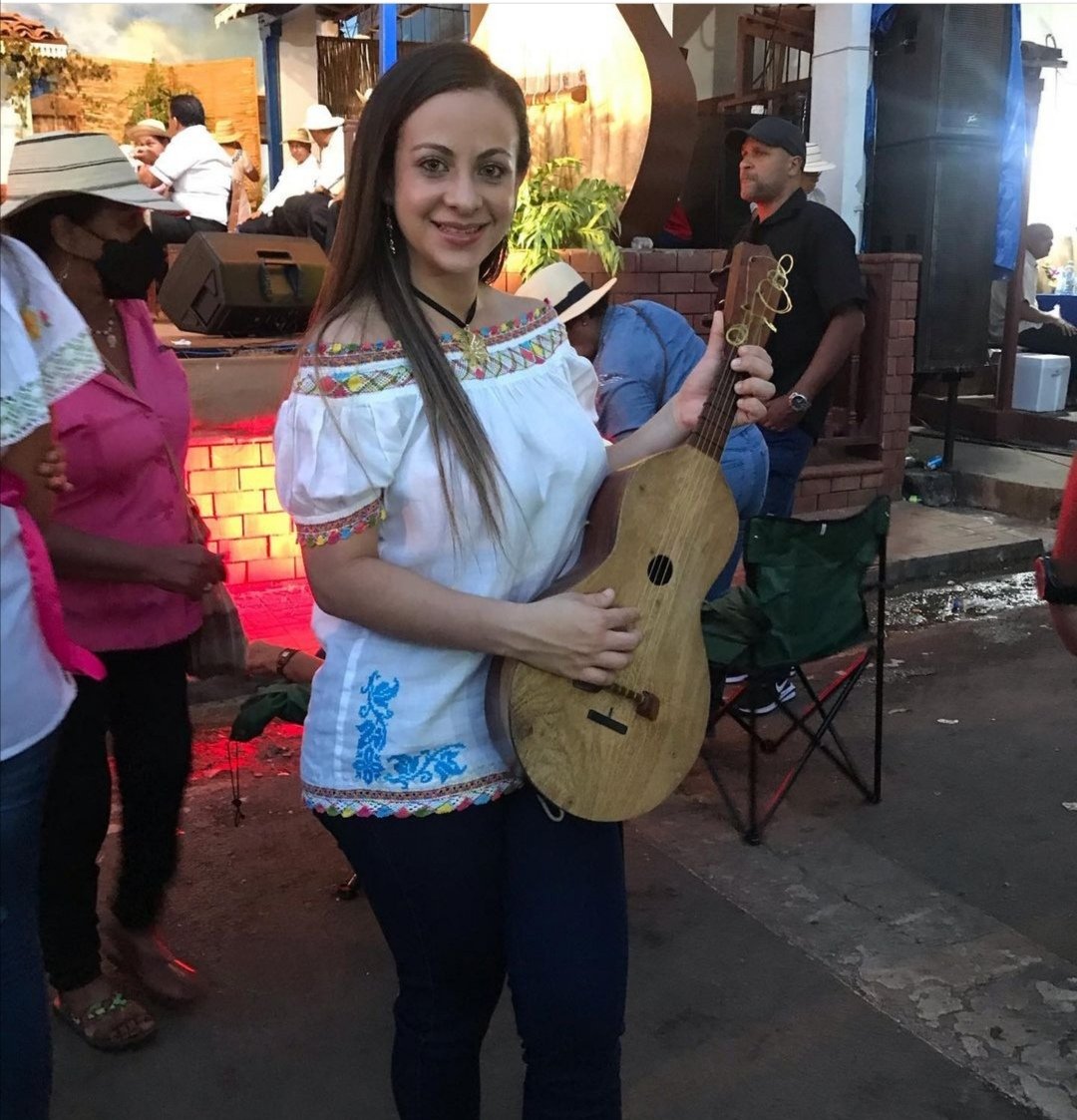 En el Panameñismo llevamos el folklor en nuestros ❤️. Mujeres Panameñista que aman el #folklor, #tradiciones acompañan al Presidente <a href="/BlandonJose/">José Isabel Blandón</a>  en la Gran tuna  " Te amo Panamá 🇵🇦" en el #FestivaldeLaMejorana en Guararé. #tradiciones #mujeresdevalor