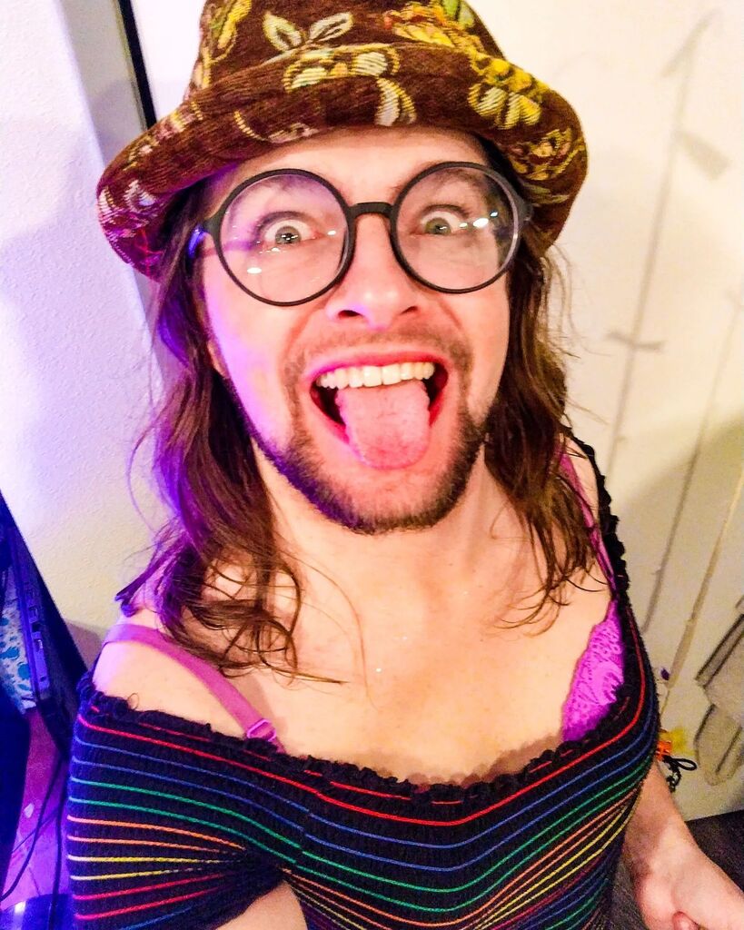 AdamTheAlien's tweet photo. Another #selfie from the other night, mostly to show off my new eyes! #newglasses #ICanSeeAgain #AdamTheAlien #latergram #nonbinary #genderfluid #Tacoma #Washington https://t.co/3AL6TgUAUU https://t.co/O1AuwAStwE