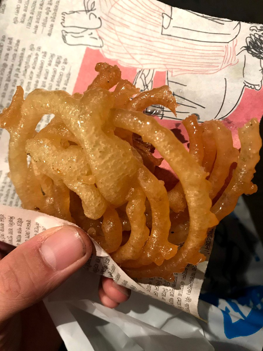 tsujippi1's tweet photo. 度々バングラデシュ政府から食べ物についての警告が出ているので、記事を翻訳してみました🙋‍♂️
写真は2年前に僕が撮影したもので、コルカタの露店で購入したジラピとロティ。コルカタでも新聞紙が普通に使われていました。
バングラデシュ🇧🇩、インド🇮🇳に駐在の方はご留意を。
#バングラデシュ #インド https://t.co/azlaCIkN4c