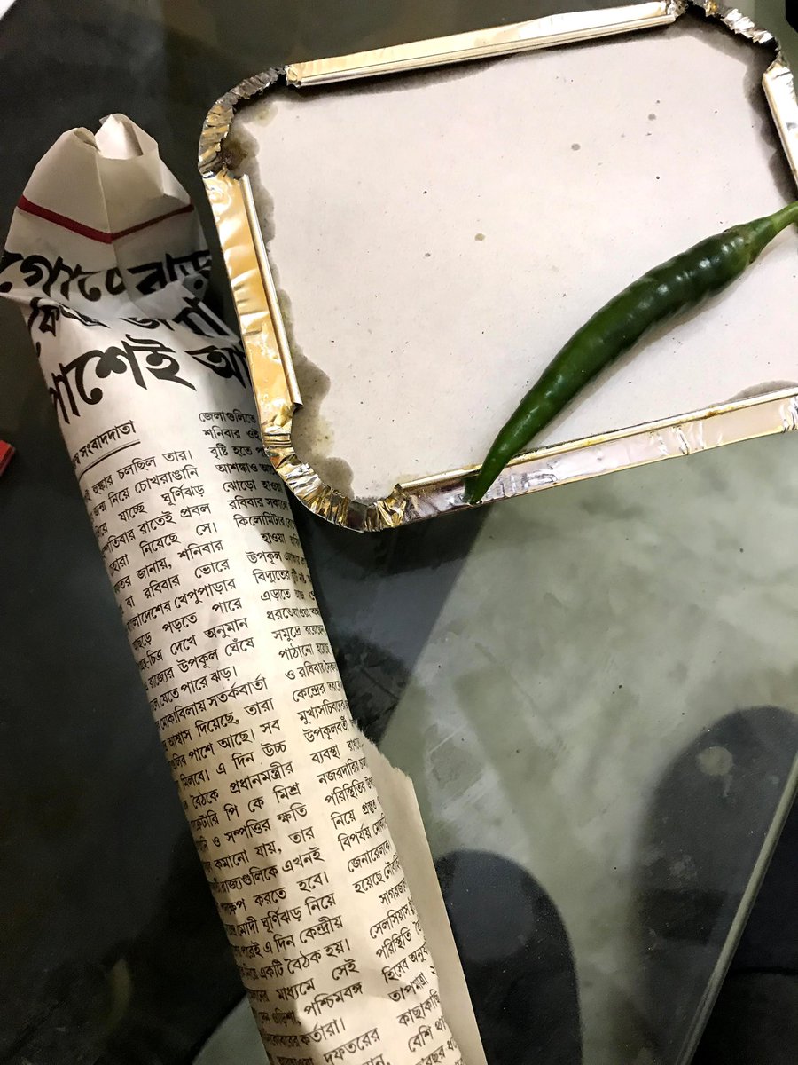 tsujippi1's tweet photo. 度々バングラデシュ政府から食べ物についての警告が出ているので、記事を翻訳してみました🙋‍♂️
写真は2年前に僕が撮影したもので、コルカタの露店で購入したジラピとロティ。コルカタでも新聞紙が普通に使われていました。
バングラデシュ🇧🇩、インド🇮🇳に駐在の方はご留意を。
#バングラデシュ #インド https://t.co/azlaCIkN4c