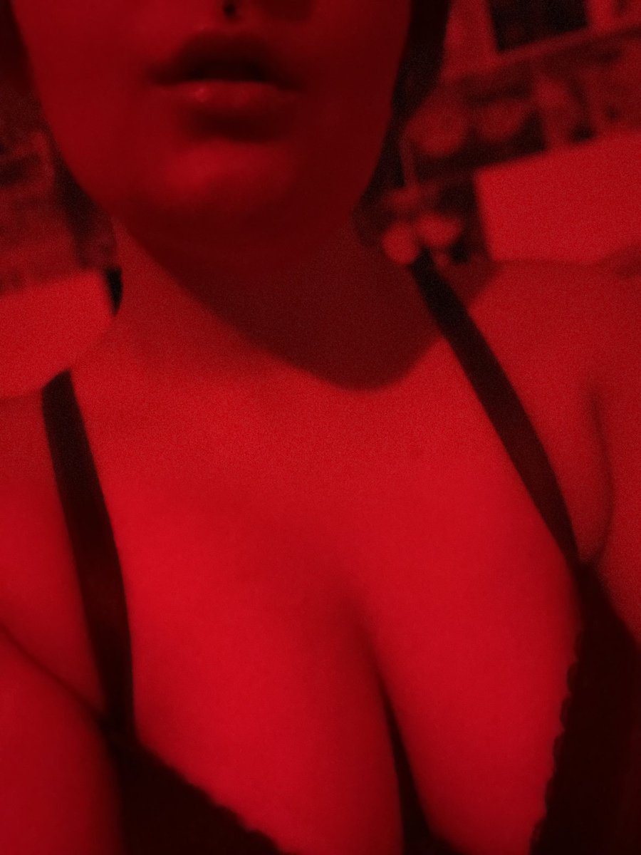 peachqrtz's tweet photo. since i never made one of these;
••#nsfwtwt intro!••
- 19 (minors dni)
- sub with some switch energy
- bi (femme lean)
- hard &amp; soft kinks
- i wont send u pics or add u on snapchat don’t ask https://t.co/pJUCkOihwK