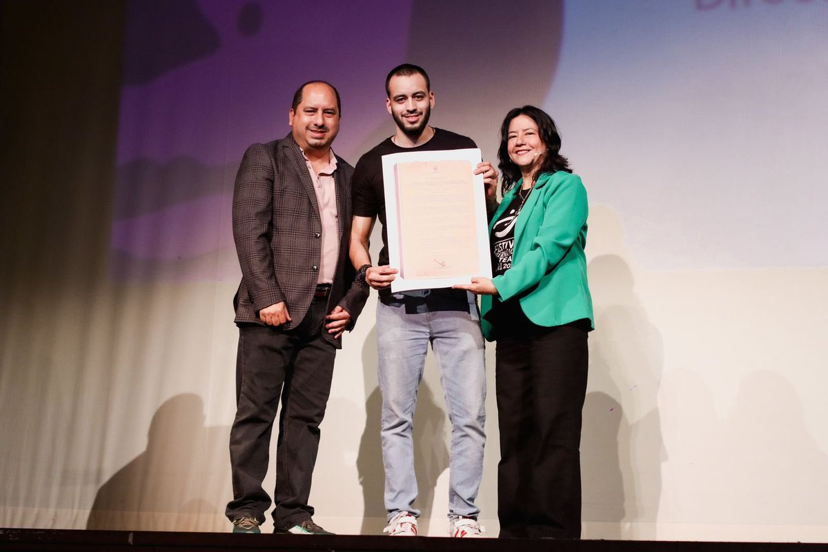 Hoy, rendimos homenaje a grandes de las artes escénicas en Cali 👏🏼👏🏼

‘El Grupo Pequeño Teatro de Muñecos’, con más 40 años de existencia. También, aplaudimos a Harold Molina del Colectivo Teatral Infinito, dedicado a la formación actoral de la población con síndrome de down. 👏🏼