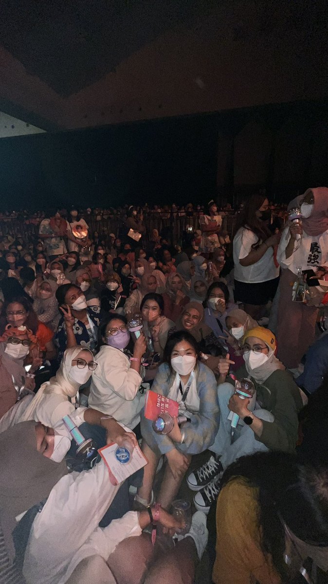 bilbizzlee's tweet photo. concert mate! 🫶🏻 @sashimiiwoo @legitcarts @naeganomu @punyadee siapalagi ini 😭🤣 #BETHESUNinJKT_DAY2 #BETHESUNinJKT #BeTheSunJKT https://t.co/Hncd7vdLSt
