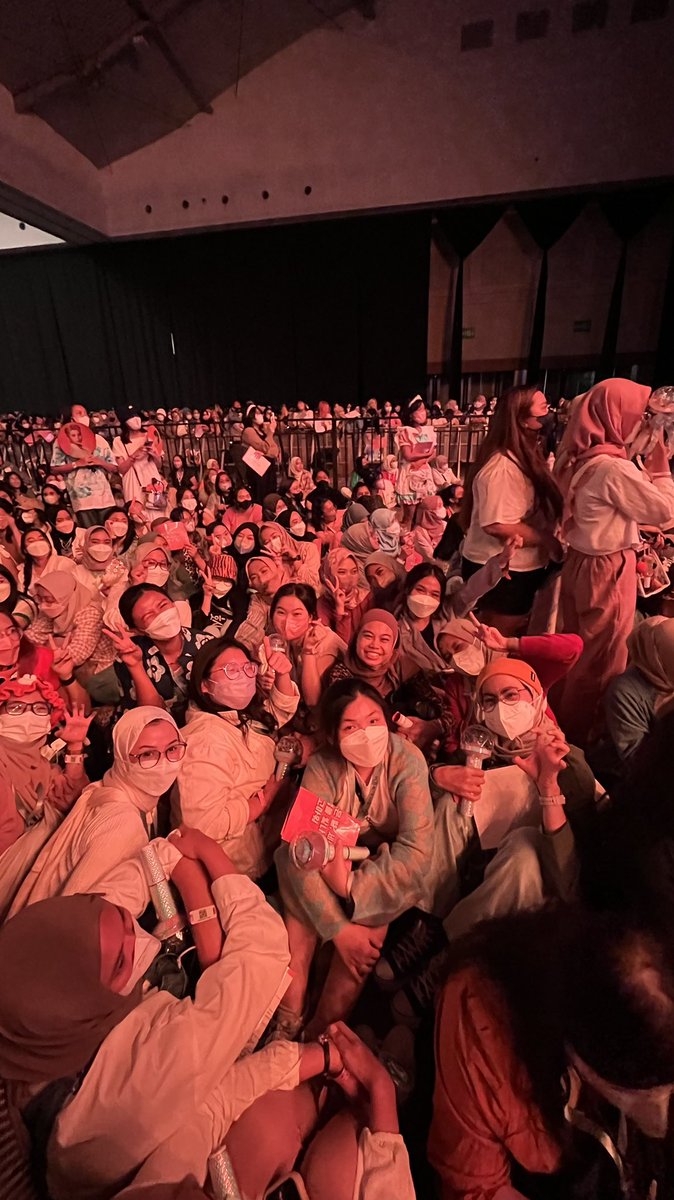 bilbizzlee's tweet photo. concert mate! 🫶🏻 @sashimiiwoo @legitcarts @naeganomu @punyadee siapalagi ini 😭🤣 #BETHESUNinJKT_DAY2 #BETHESUNinJKT #BeTheSunJKT https://t.co/Hncd7vdLSt