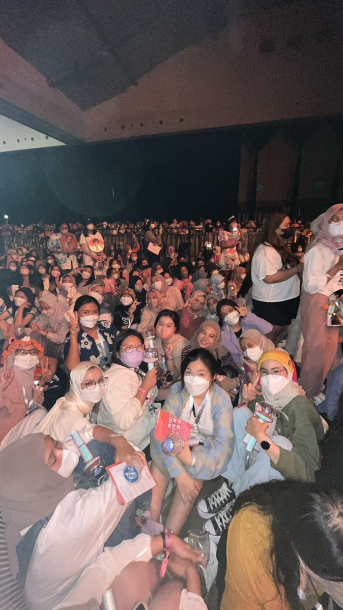 bilbizzlee's tweet photo. concert mate! 🫶🏻 @sashimiiwoo @legitcarts @naeganomu @punyadee siapalagi ini 😭🤣 #BETHESUNinJKT_DAY2 #BETHESUNinJKT #BeTheSunJKT https://t.co/Hncd7vdLSt