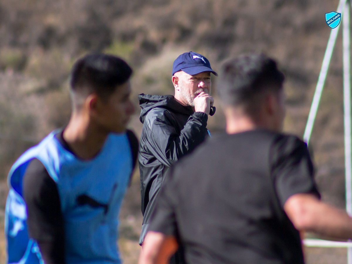 Bolivar_Oficial's tweet photo. 𝗧𝗿𝗮𝗯𝗮𝗷𝗮𝗻𝗱𝗼 𝗲𝗻 𝗰𝗮𝘀𝗮 🏡

#VamosPorElRécord 🔝 https://t.co/vB9KUs1PWv