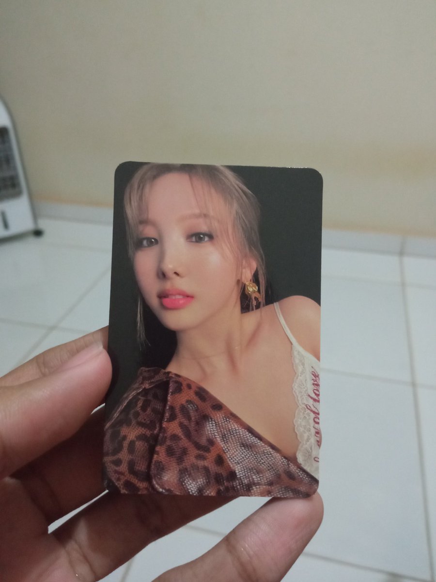 O cara veio me roubar e ia levar o celular, eu corri atrás dele e pedi só que ele me devolvesse o photocard da Nayeon que tava atrás. Consegui. Perdi o celular mas a Nayeon tá intacta 🙏