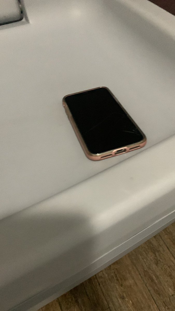 Marssechan's tweet photo. Please RT ‼️ en el baño de mujeres de la gasolinera UNO Santa Elena (Por Pricesmart) había un IPhone X en el cambiador de bebés. Lo dejé con el cajero de la tienda por si lo buscan, a lo mejor la dueña logra ver este mensaje. https://t.co/8dACnW0e8T