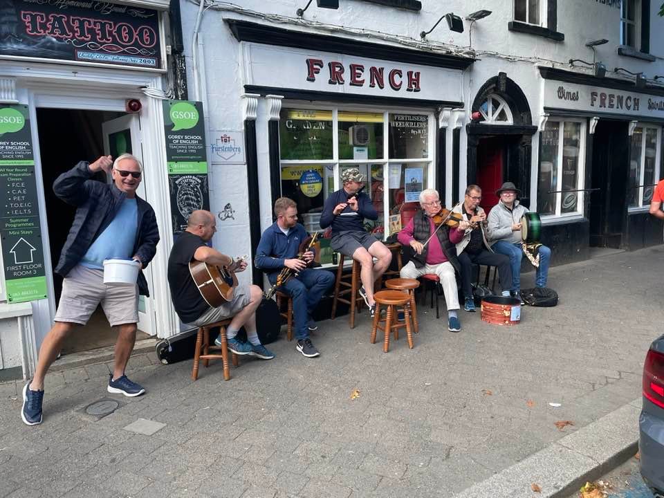 MaryRMcL1's tweet photo. Making Music for #Mesh surgery with ๐บ๐ธ @DrVeronikis
Trad #music group Aris help pick up the tempo to help Mag reach her target for October surgery. #community #help #FrenchsBar #MeshIreland @Love_Gorey @pjcoogan @fergalbarry @IrelandAMVMTV @thejournal_ie @thelatelateshow https://t.co/wP9S66s6Yk