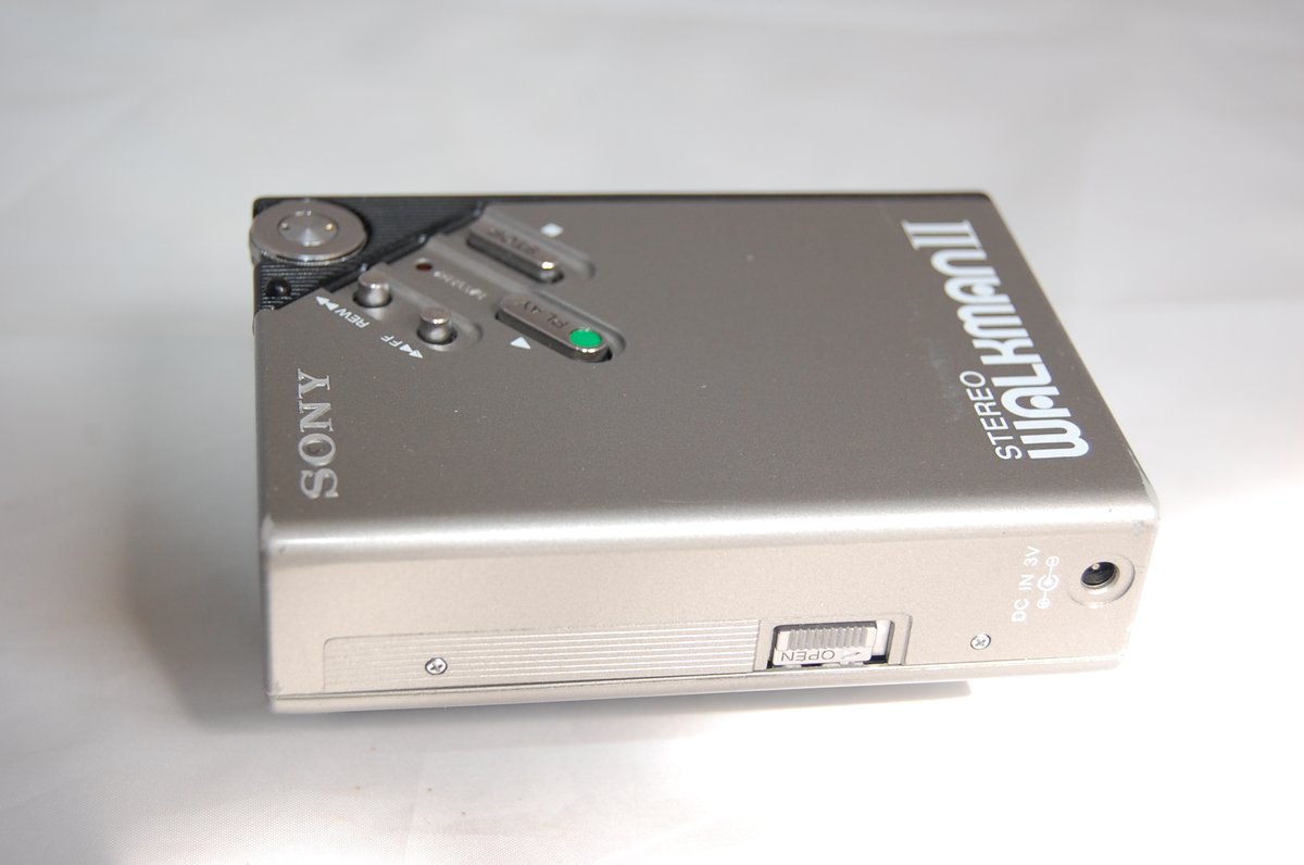 小学生６年間は普通教室の学年で学力は最下位！毎年の通知表は１２１２そして協調性がないとコメ！お前は将来電気エンジニアになるって言うから、小４から半田ごてを買ってやった。カセットを世界中に届けるんだろう！俳優のスクに通っていた二束のわらじではうまくいかない！自分で選べ！応援するから