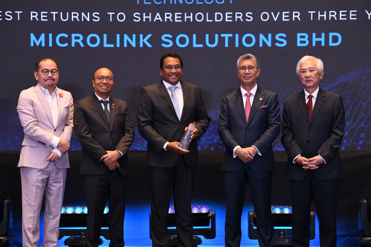 OmestiGroup's tweet photo. @OmestiGroup associate company Microlink Solutions has been recognised in @theedgemalaysia Centurion Club Awards. Group CEO Ramlee Abdullah was on hand to receive the award. Get the full story here: https://t.co/czch5Cwrr4

#awards #corporateawards #techsector #centurion https://t.co/NFbMkzUP4r