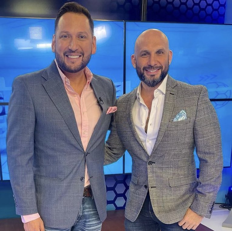 Soldadodelidolo's tweet photo. Si existiera un premio para el peor narrador y comentarista del fútbol ecuatoriano. 
Este par lo ganarían todos los años. https://t.co/z6WWIjJ3wB