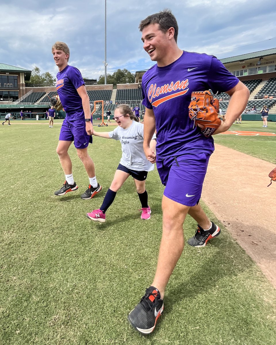 ClemsonBaseball's tweet photo. Had a blast with the @screamin_eagles this past weekend! 🧡 https://t.co/xIIdfMCWMm
