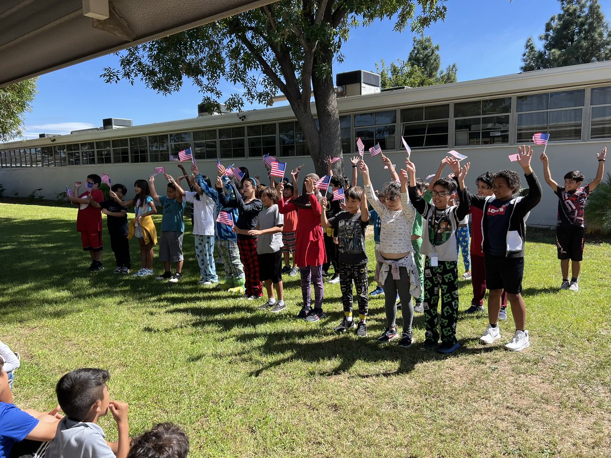 UnivOf5thGrade's tweet photo. Thank you 3rd grade for being a great audience while the University of 5th Grade performed the 50 Nifty United States! @JulieMKolb @NarancaMustangs @CajonValleyUSD https://t.co/BkUzKDtJpq