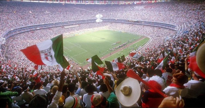 VI_DEPORTES's tweet photo. Inolvidable
Eran los octavos de final, México y Bulgaria se enfrentarían en el estadio Azteca por un pase a cuartos de final, en un encuentro complicado los aztecas se impondrian 2-0 y así lograr la hazaña del 5to partido, algo que hasta día de hoy no se ha podido repetir. https://t.co/X3Tns8Ce21