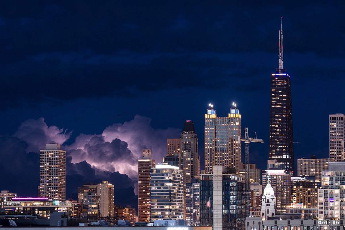 barrybutler9's tweet photo. Lightning inside clouds over Lake Michigan on Sunday night at 726pm in Chicago.  #weather #news #ilwx #chicago https://t.co/if6x2jXUiD
