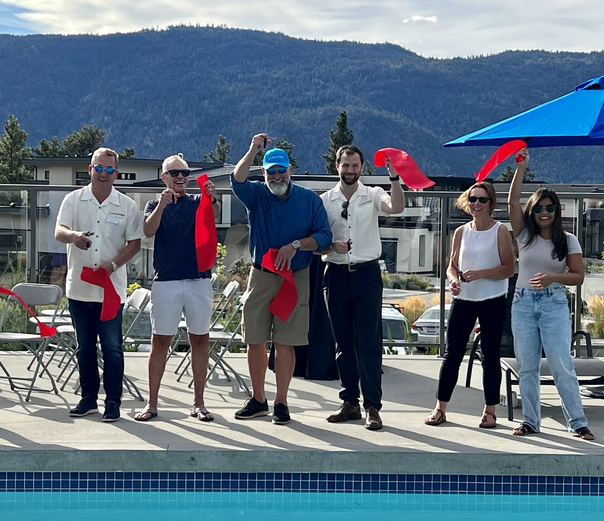 Lakestone's Centre Club is NOW OPEN! This weekend's opening was a great success with live music, bbq, tacos, familiar and new faces, and many smiles. Thank you to all the residents and the Macdonald Communities team to make this possible. Think of all the memories we will make!