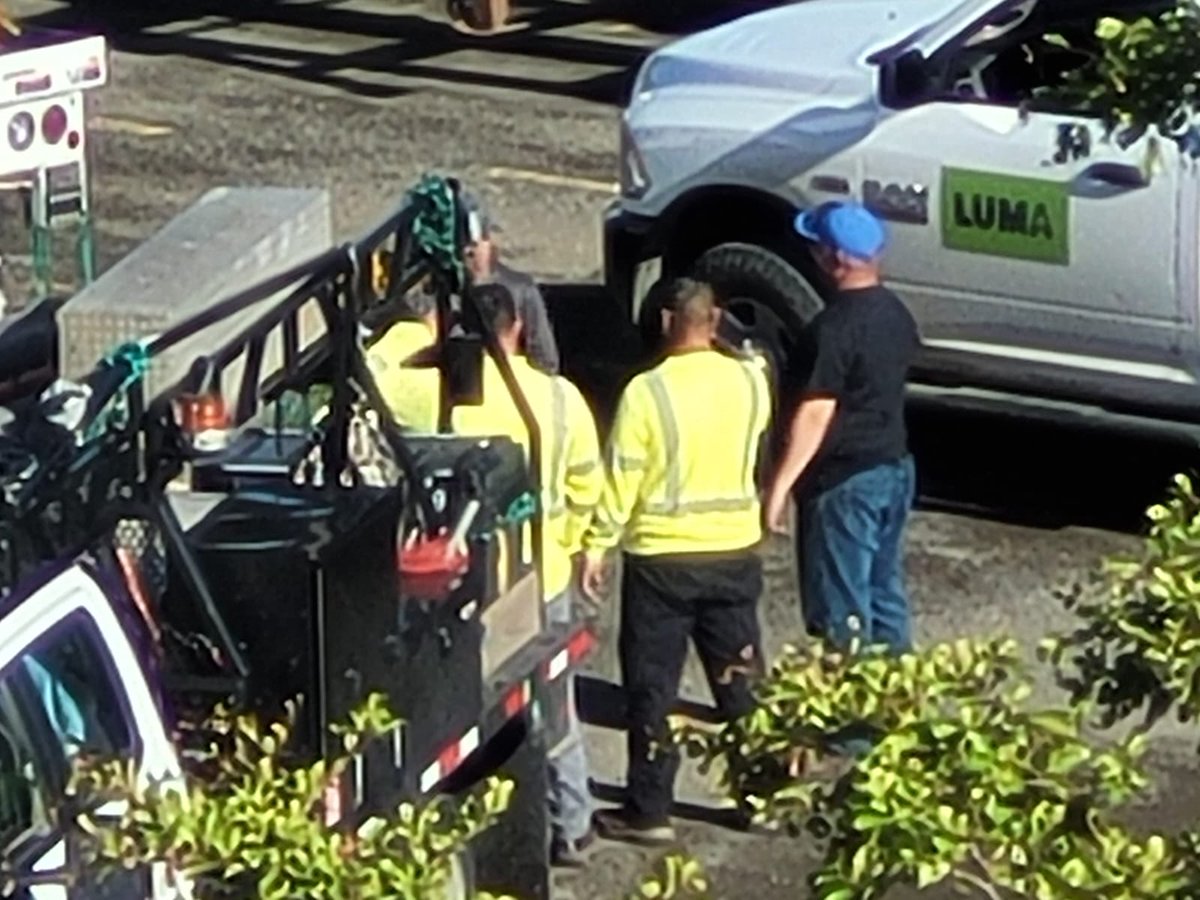 daisysanchezpr's tweet photo. Ocuparon casi todo el hotel Costa Bahía en Guayanilla según huéspedes desayunando en el lugar, a las 11am aún estaban sentados o conversando sin salir. #¡Luma se tiene que ir! https://t.co/tnSCUMGdQV