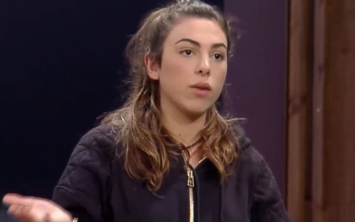 ZAMENZA's tweet photo. "Nao gritei com ninguem aqui e nao vou gritar com voce. E nem discutir pq nao discuto com quem tem dupla personalidade." (Pétala)
"Se eu tenho dupla personalidade voce também tem já que faz discórdia e usa o nome de Deus em vão." (Ruivinha) #AFazenda https://t.co/fqPapvyBJu