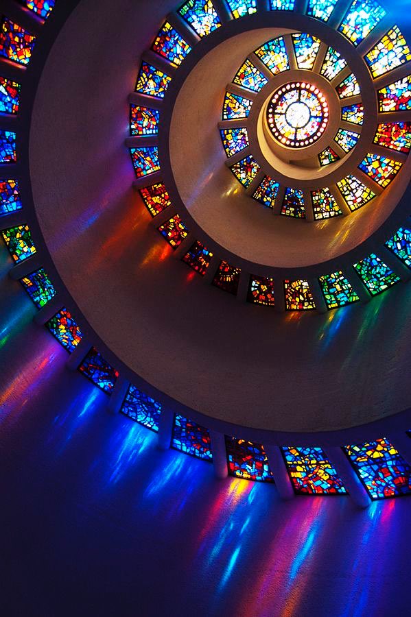 ‘Glory Window’ in the Chapel of Thanksgiving in Dallas, Texas One of the largest horizontally mounted works of stained glass in the world. Magnificence.🤩😍 📸Connor Monsees on 500px.com #WorkofArt #StainedGlassSunday