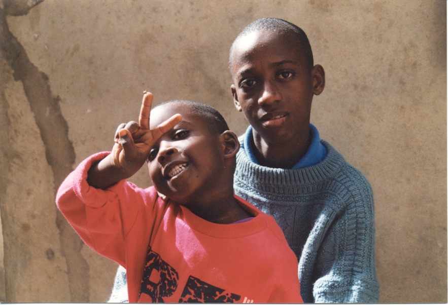 Chams_Aidara's tweet photo. Priez pour eux !
J'avais 7 ans, et après les meilleures vacances au monde, d'un coup, ils n'étaient plus là.
Tous les 4, partis !
Mes frères et soeurs,
Mes compagnons de jeu,
Mes protecteurs,
Mes modèles ...
Vous faites à jamais partie de moi, reposez en paix ! https://t.co/oNZ7dKsAfe