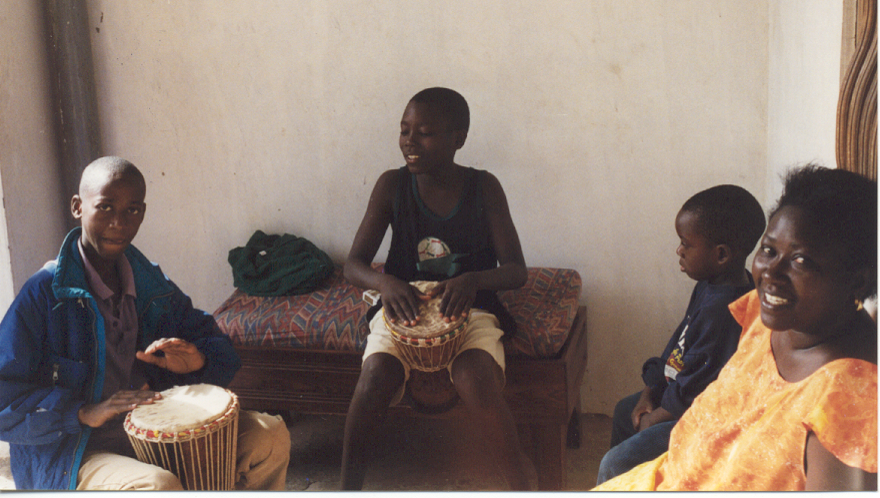 Chams_Aidara's tweet photo. Priez pour eux !
J'avais 7 ans, et après les meilleures vacances au monde, d'un coup, ils n'étaient plus là.
Tous les 4, partis !
Mes frères et soeurs,
Mes compagnons de jeu,
Mes protecteurs,
Mes modèles ...
Vous faites à jamais partie de moi, reposez en paix ! https://t.co/oNZ7dKsAfe