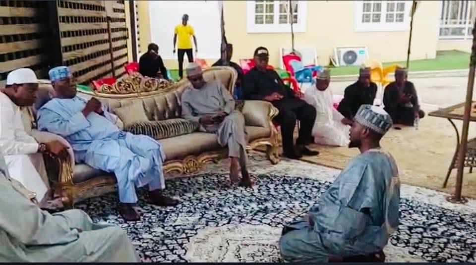 AliMuhammadSZa4's tweet photo. Today @albanisudan paid his condolences to his Excellency alh @atiku over death of Barr abdullahi nyako may his soul rest in peace https://t.co/GJxwhsCOYL
