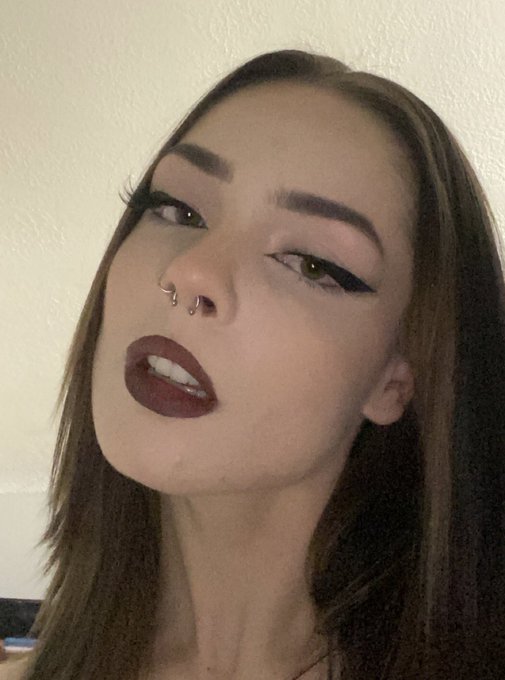 makeup’s done, i hope you like it! picking out an outfit and shooting❤️ https://t.co/pGVmQqB52W