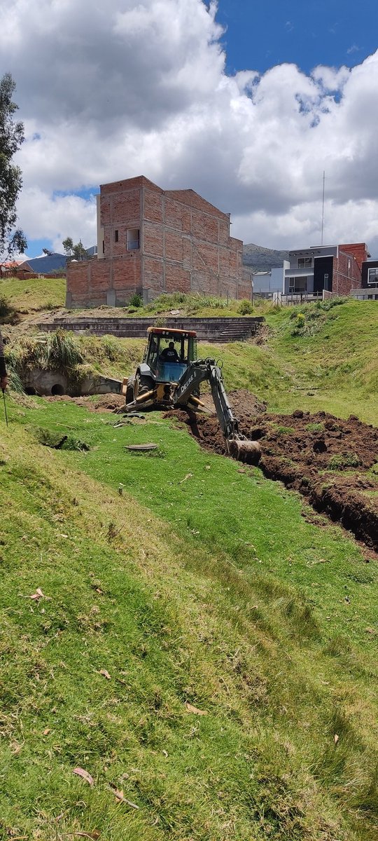 marthatimbi's tweet photo. Haciendo comunidad es como inician cosas grandes y maravillosas. Ante desatención d autoridades no hay mejor actitud q la unión d un barrio. Por acá, vengan con obras no campaña #CuencaSinAlcalde #CuencaAbandonada #mingabarrial
 @tomebamba @RiesgosCuenca @complicefm https://t.co/vHbP5G68Il