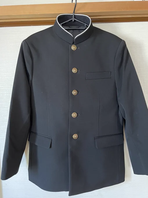 作画資料に学ランを買いました。お祝いみたいな包み紙で来てびっくりです。 