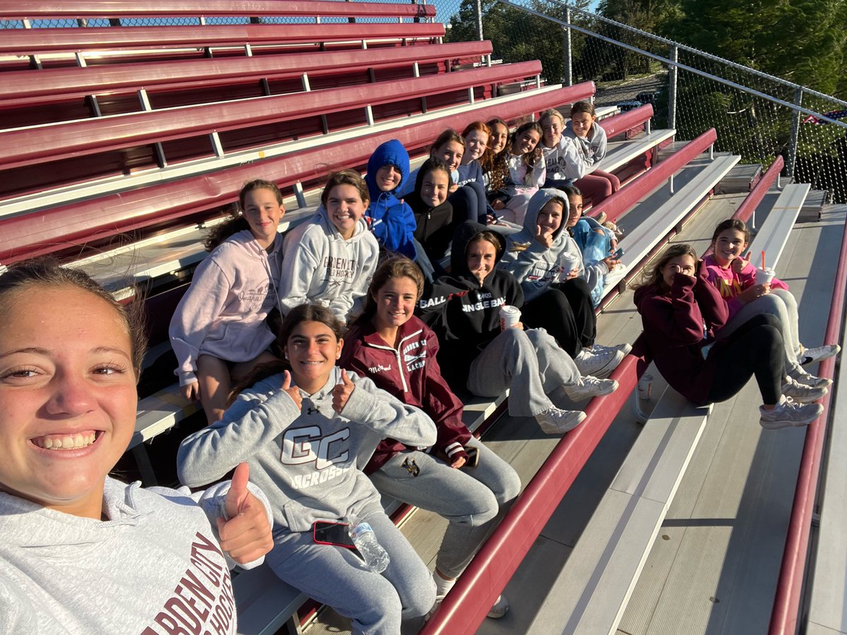 MrsCamGC's tweet image. What better way to learn more and be inspired than to learn from your peers? #GCJVFH players loved supporting and learning from the #GCFH varsity players Friday! 🏑 #HEYRED @GC_ATHLETICS_ @Garden_City_HS