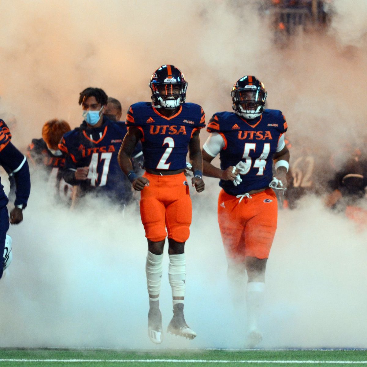 #AGTG After a great conversation with <a href="/KurtTraylor/">Coach Kurt Traylor</a>, I am blessed to receive my first D1 offer from UTSA!! #BirdsUp 🤙🏽
<a href="/UTSAFTBL/">UTSA Football 🏈</a> 
<a href="/ColtonTraylor/">Coach Colton Traylor</a> 
<a href="/CoachBuc_Tim/">Tim Buchanan</a> 
@AledoRecruiting 
<a href="/FiveStrongOLine/">Lineman Performance Association</a>