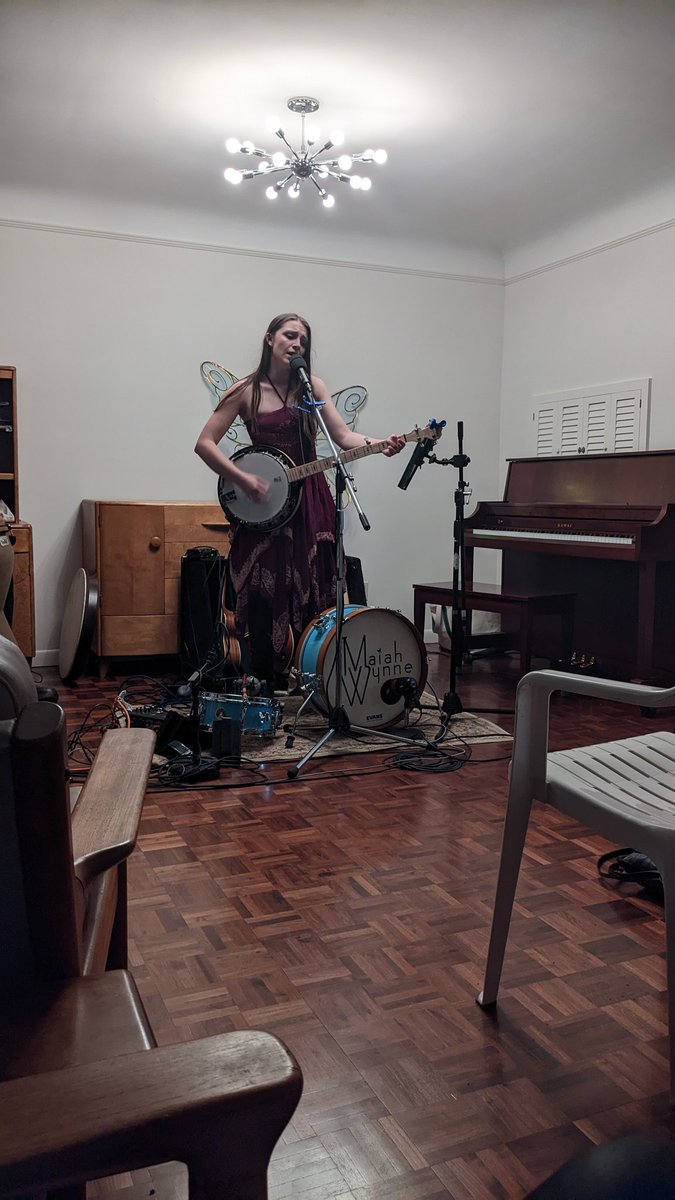 derekwonderswhy's tweet photo. Blown away by the incredibly talented @maiahwynne...in an Ann Arbor living room! I could have watched her perform for hours more. All of #alexlifeson accolades are spot on: she's amazing @RushFanCast @rushtheband @RushFamTourneys @Booter2112 https://t.co/u1mufjVRnA