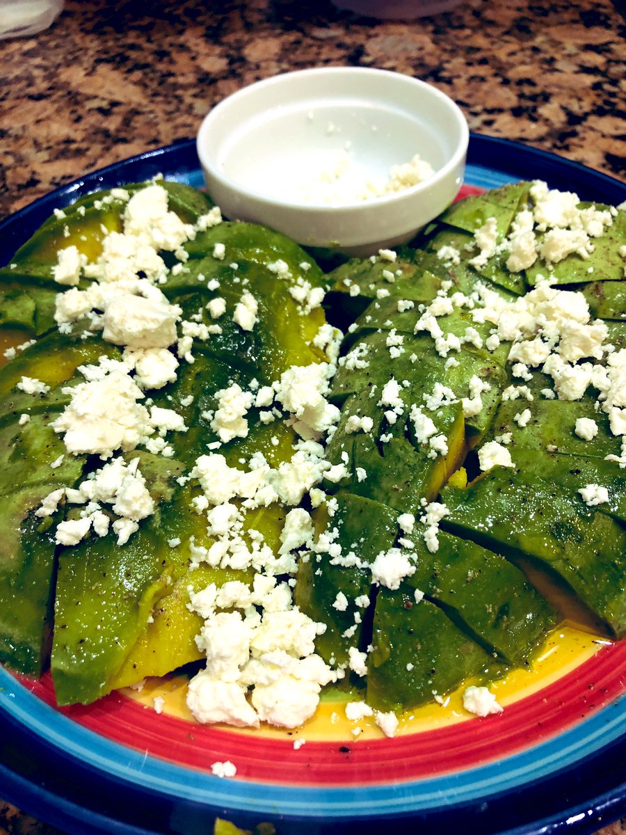 ClinicPlant's tweet photo. Dinner of champions 🙌🏼 = one entire #tropicalavocado #slimcado #avocado #aguacate #eatlocal #florida @freshfromFL @FlaFruitandVeg @FDACS @FlaFarmBureau @WACNZ2023 @carlosdlt280 @UFTropical @AvocadoKE https://t.co/n7i5yz3jKw